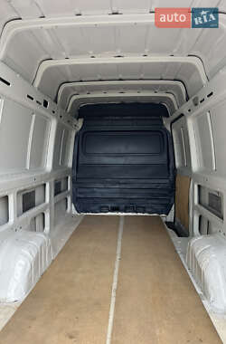 Грузовой фургон Mercedes-Benz Sprinter 2000 в 