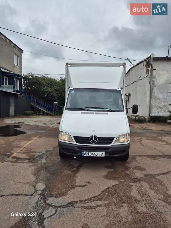 Грузовой фургон Mercedes-Benz Sprinter 2000 в 
