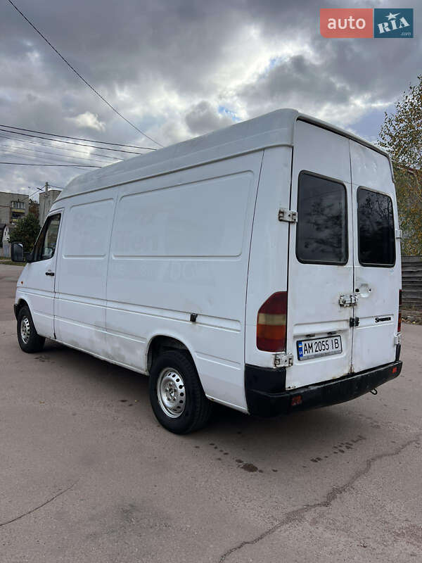 Грузовой фургон Mercedes-Benz Sprinter 2001 в Коростене