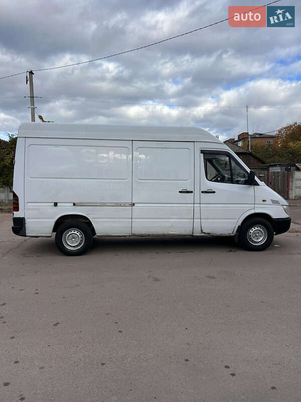 Грузовой фургон Mercedes-Benz Sprinter 2001 в Коростене