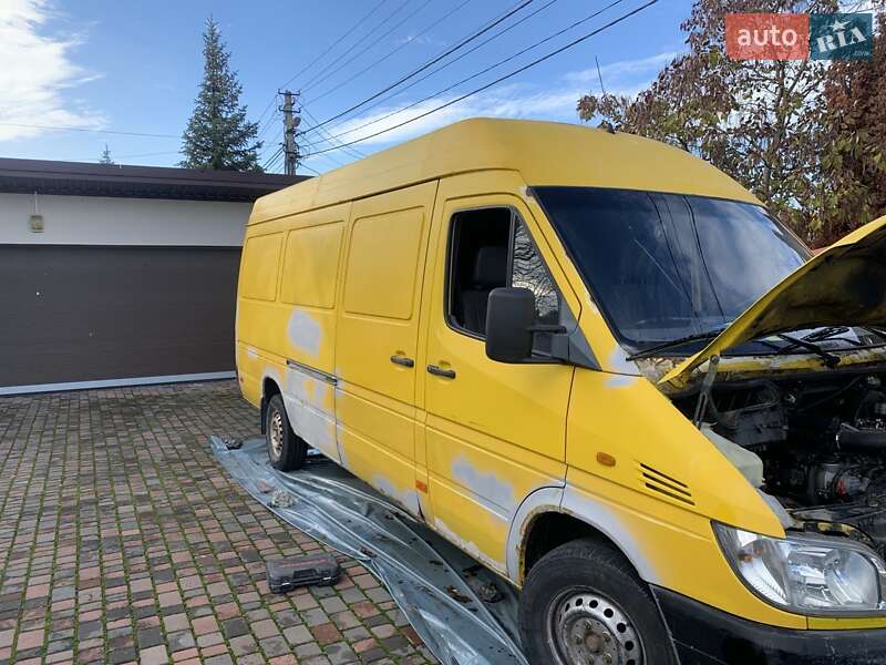 Грузовой фургон Mercedes-Benz Sprinter 2000 в Стоянке