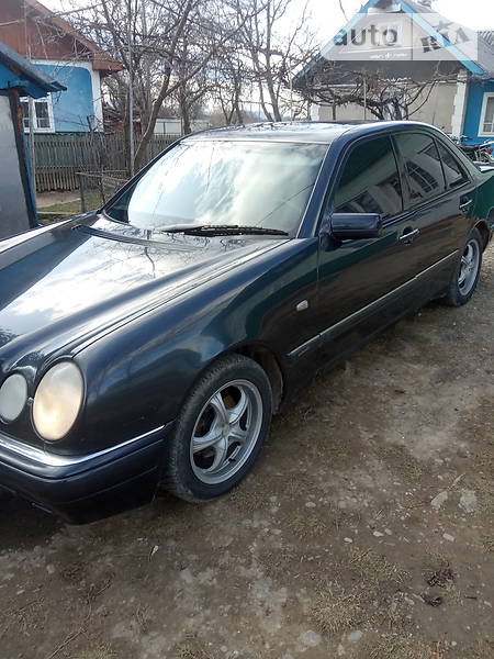 Седан Mercedes-Benz T1 1997 в Вижниці
