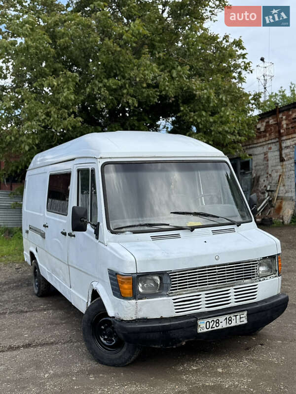 Грузовой фургон Mercedes-Benz T1 1994 в Черновцах