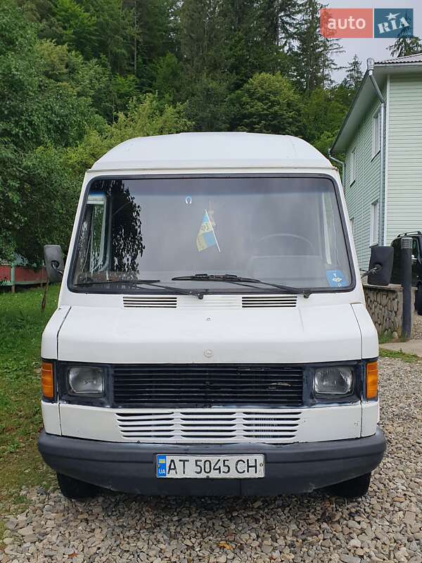 Грузопассажирский фургон Mercedes-Benz T1 1993 в Косове
