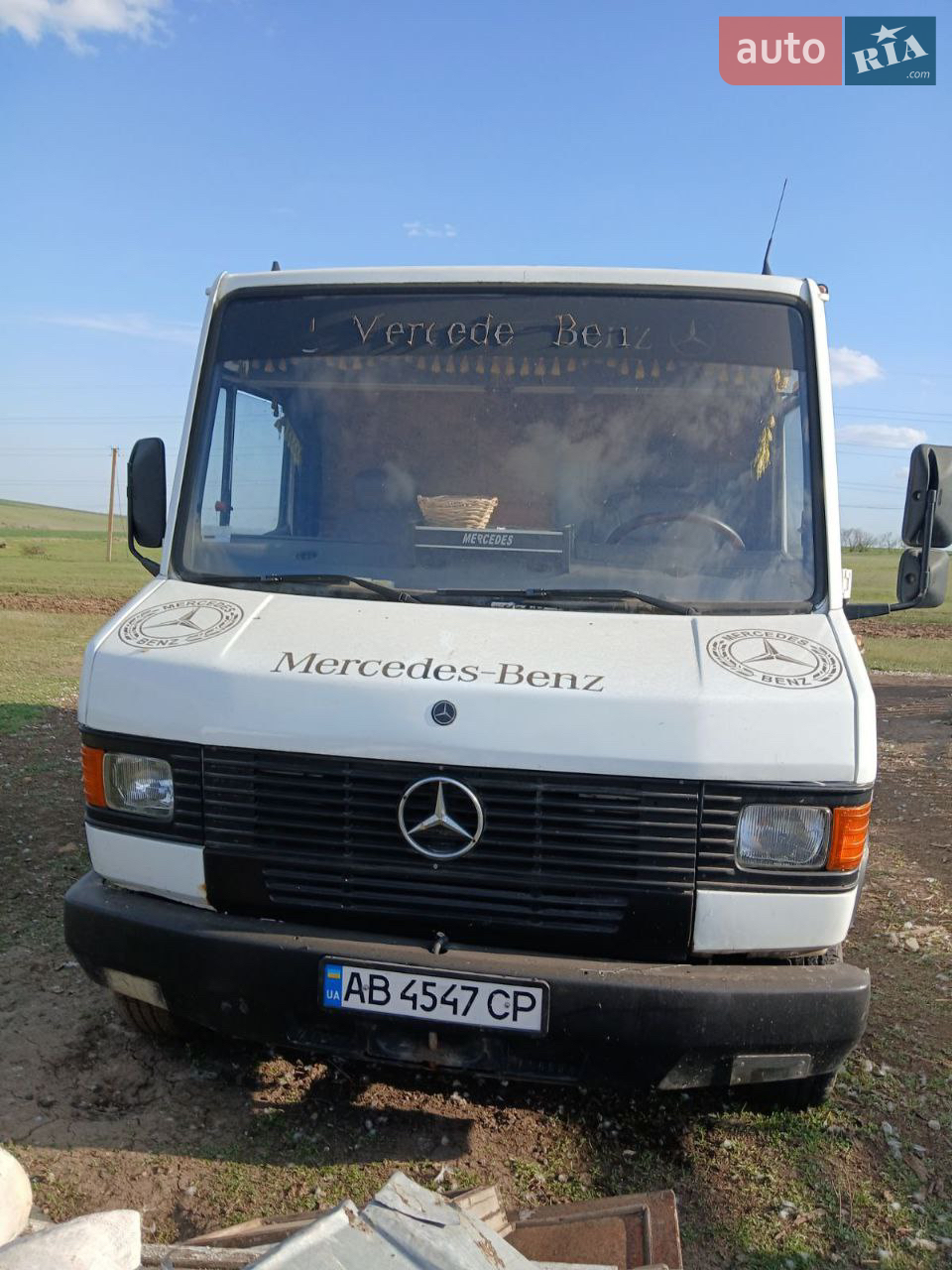 Mercedes-Benz T2 609D 
Дуже живий Rex 
Двигун 4літра 
був зроблений років 6 тому у людей які знають свою справу 
Він не просто працює він співає 
Масло не бере, не димить, запускається в мінусову температуру без питань 
Гарна робоча конячка заливай солярку і працюй заробляй гроші