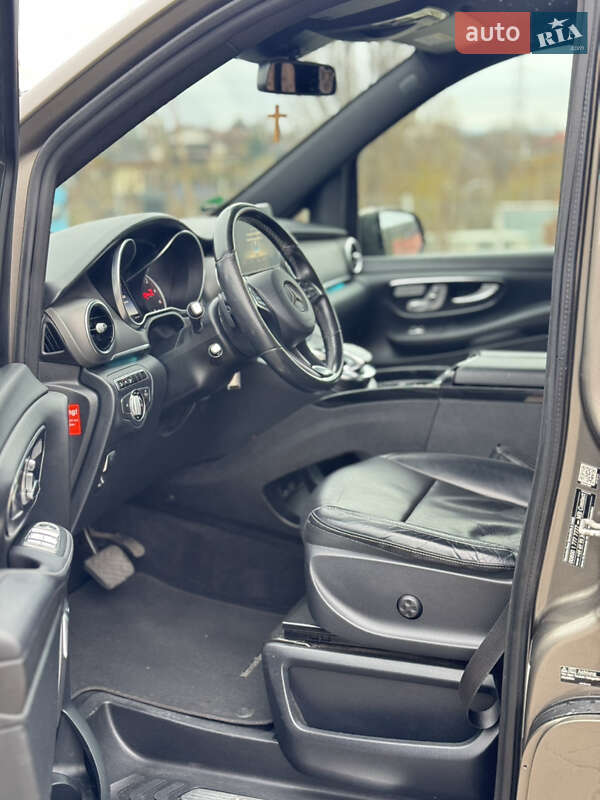 Минивэн Mercedes-Benz V-Class 2016 в Сторожинце
