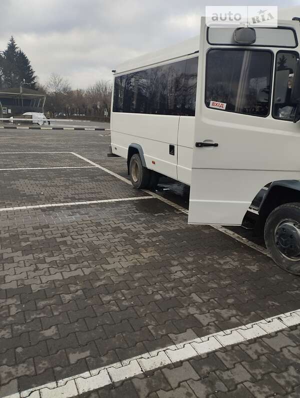 Приміський автобус Mercedes-Benz Vario 2000 в Чернівцях