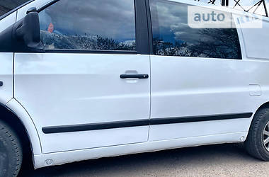 Вантажопасажирський фургон Mercedes-Benz Vito 2000 в 