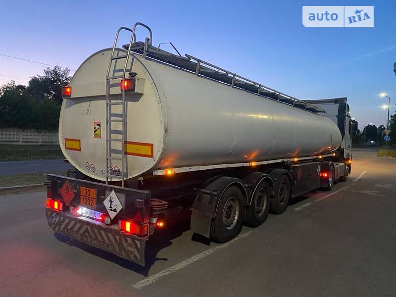 Цистерна напівпричіп Merker M 300 2002 в Рівному