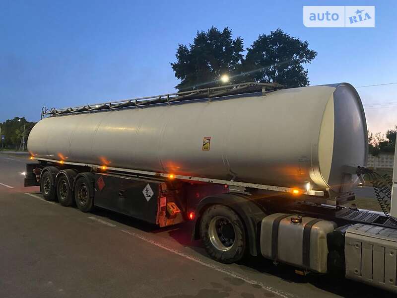 Цистерна напівпричіп Merker M 300 2002 в Рівному