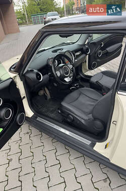 Хэтчбек MINI Cooper 2010 в 