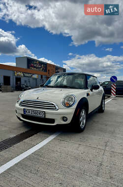 Хэтчбек MINI Cooper 2010 в 