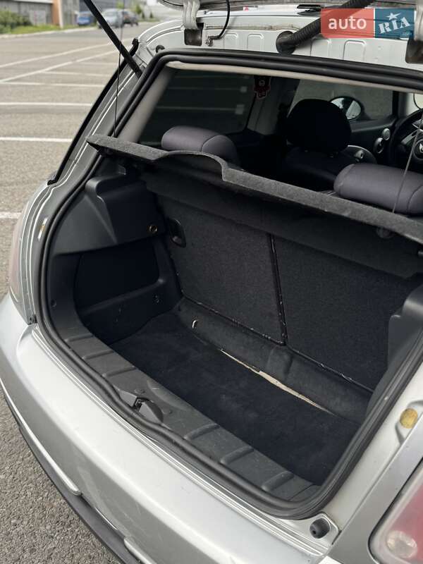 Хэтчбек MINI Cooper 2004 в Черновцах