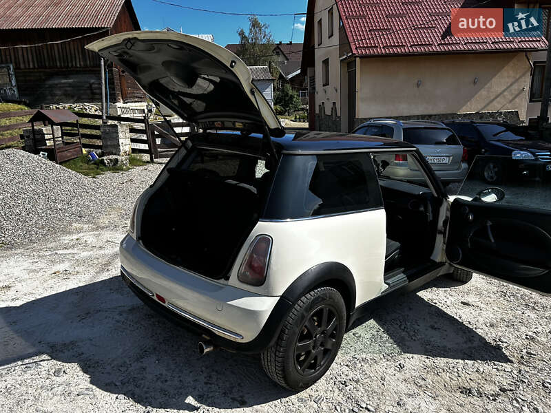 Хэтчбек MINI Cooper 2004 в Полянице