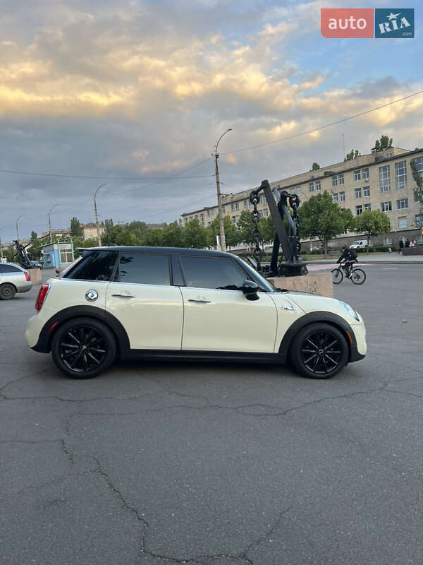 Хэтчбек MINI Hatch 2015 в Николаеве