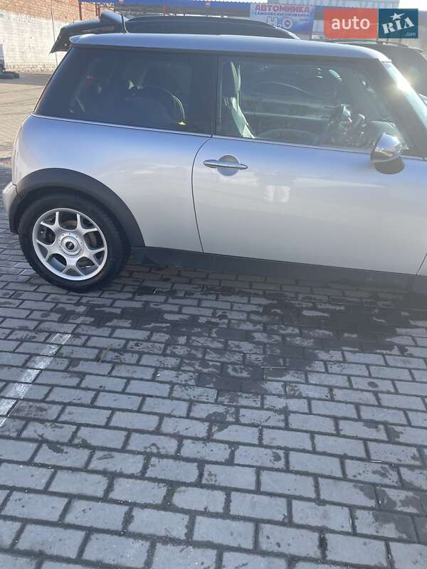 Хетчбек MINI Hatch 2003 в Чернівцях