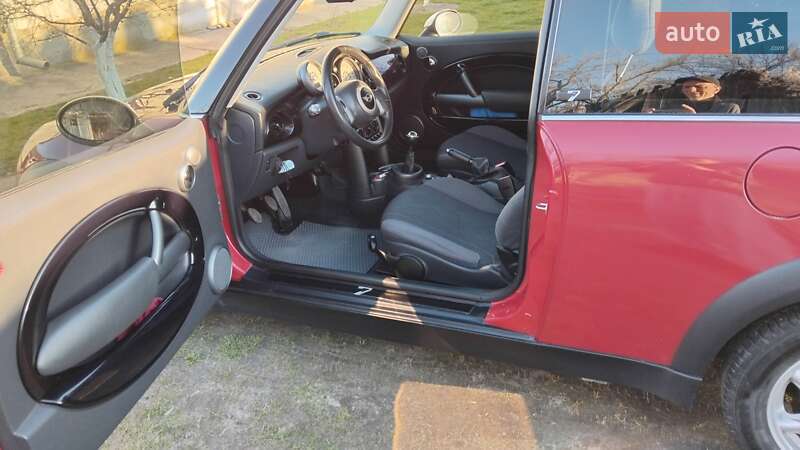 Хетчбек MINI Hatch 2006 в Золочеві