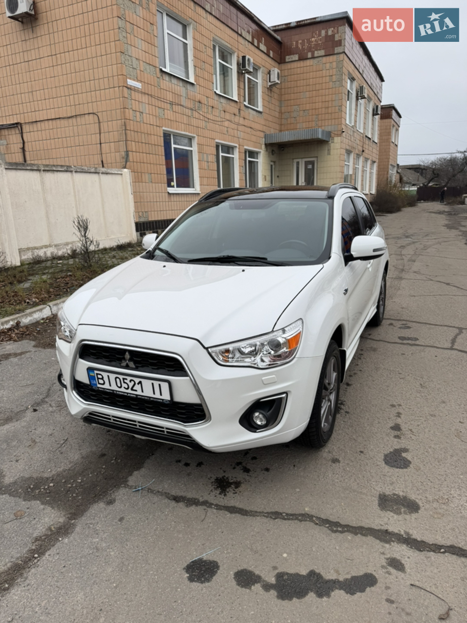 Mitsubishi ASX дизель 2,2 автомат 2013 року. Машина пригнана з Швейцарії. Перший власник в Україні. Не бита. АКПП (Айсін). Пробіг 152 тис. км. Салон шкіра, ксенон, повний привід, панорамний дах з підсвіткою, датчик дощу, світла, круїз контроль, кондиціонер заправлений, саббуфер, акустика Рокфорд, омивач фар, камера заднього виду, легкосплавні диски R17 (стоїть нова зимова гума 2025 року), підігрів дзеркал, безключовий доступ, кнопка Старт, Стоп, пелюстки переключання передач, підігрів сидінь, електрорегулювання сидіння водія, два ключа. Автомобіль в хорошому технічному та візуальному стані. Колір білий перламут.