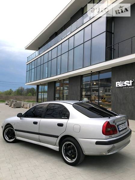 Ліфтбек Mitsubishi Carisma 2001 в Ужгороді