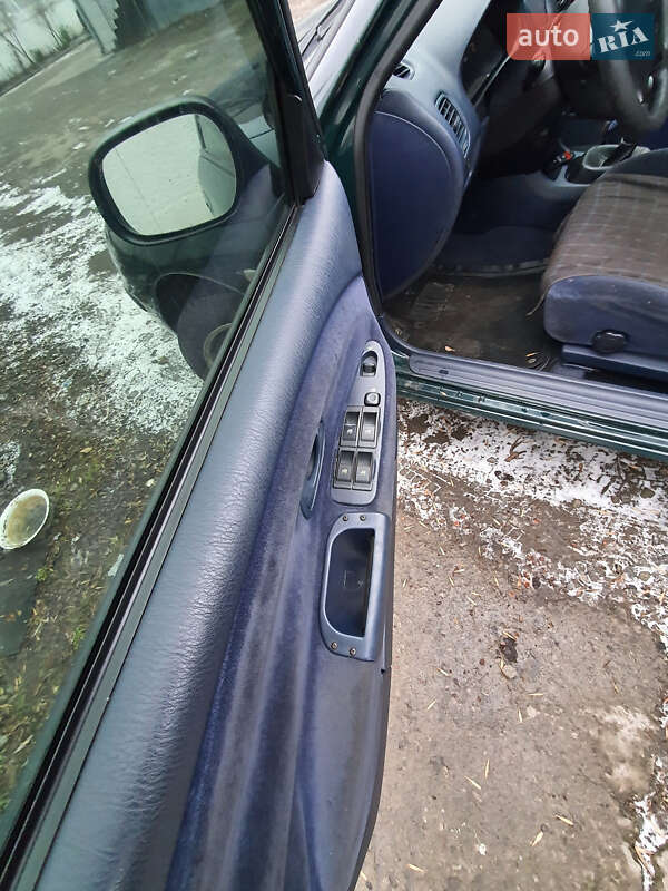 Седан Mitsubishi Carisma 1999 в Дніпрі