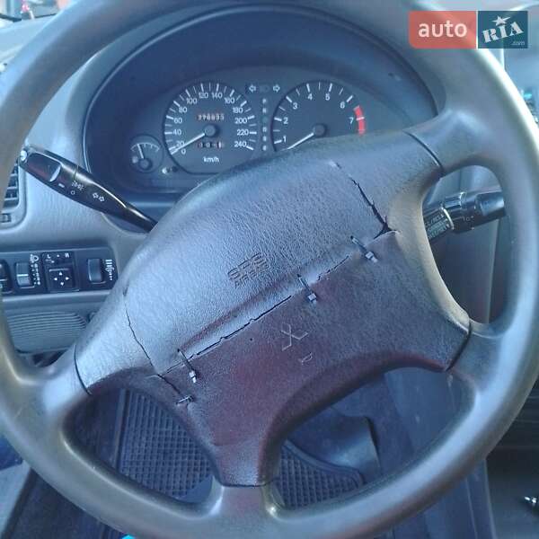 Седан Mitsubishi Carisma 1996 в Львове