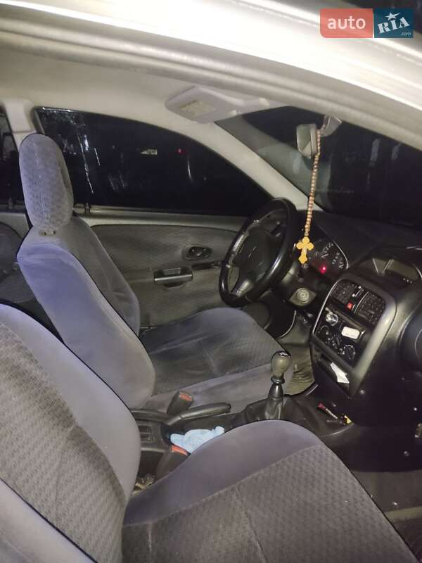 Ліфтбек Mitsubishi Carisma 2002 в Краснограді