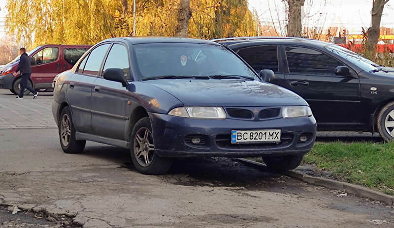 Ліфтбек Mitsubishi Carisma 1996 в Львові