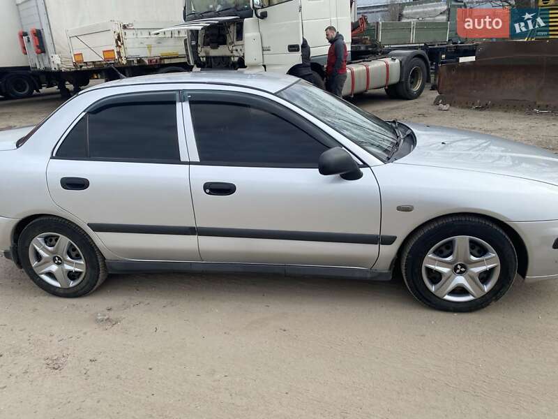 Седан Mitsubishi Carisma 2003 в Киеве