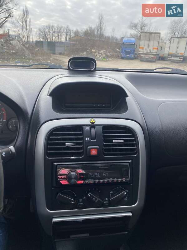 Седан Mitsubishi Carisma 2003 в Киеве