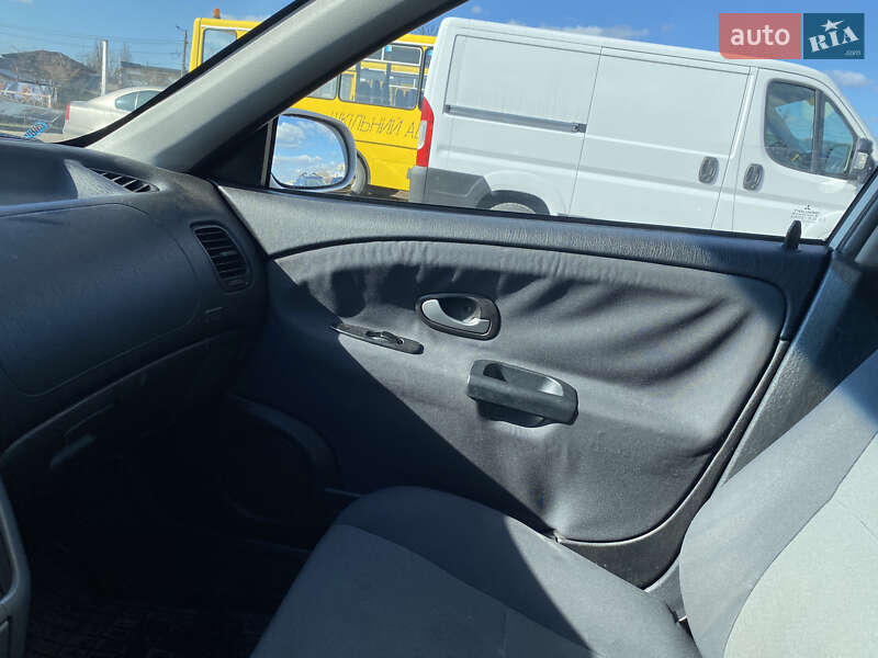 Лифтбек Mitsubishi Carisma 2002 в Житомире