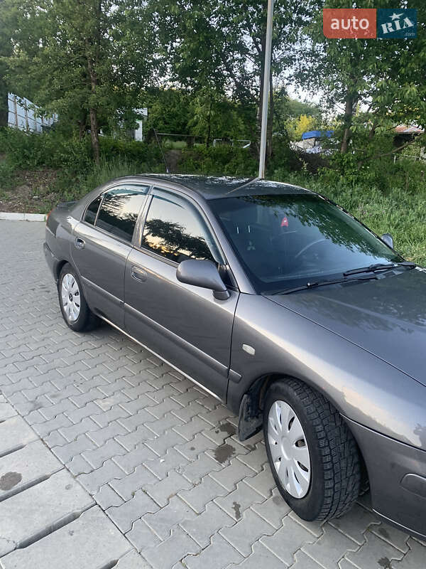 Седан Mitsubishi Carisma 2003 в Черновцах