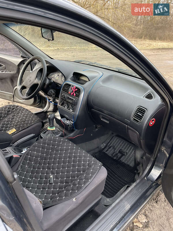 Седан Mitsubishi Carisma 2000 в Опошне