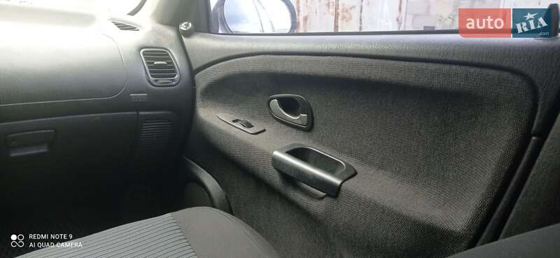 Седан Mitsubishi Carisma 2002 в Сокале