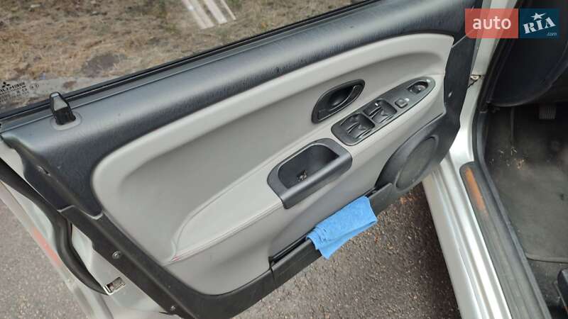 Лифтбек Mitsubishi Carisma 2002 в Кривом Роге