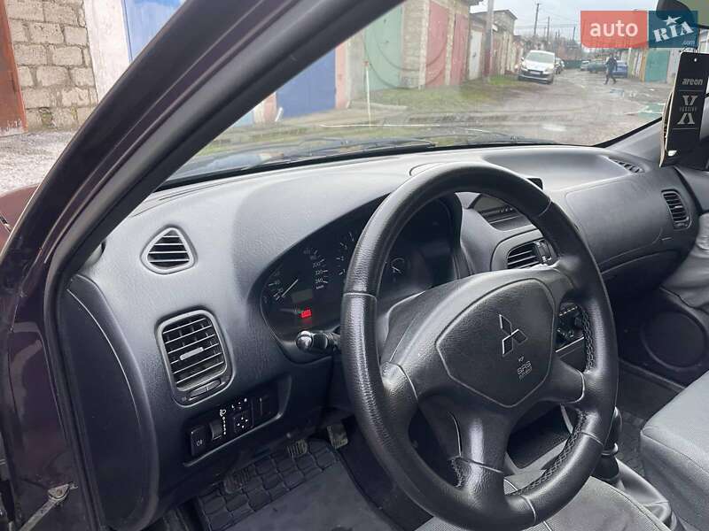 Седан Mitsubishi Carisma 2002 в Жмеринці