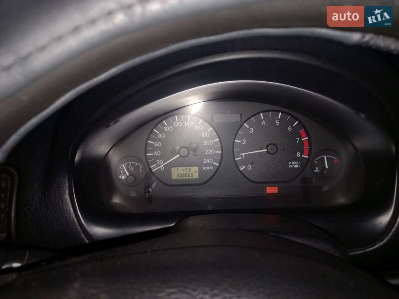 Седан Mitsubishi Carisma 2002 в Сумах