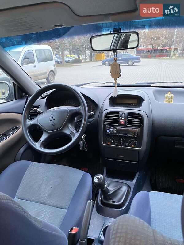 Лифтбек Mitsubishi Carisma 2001 в Кельменцах