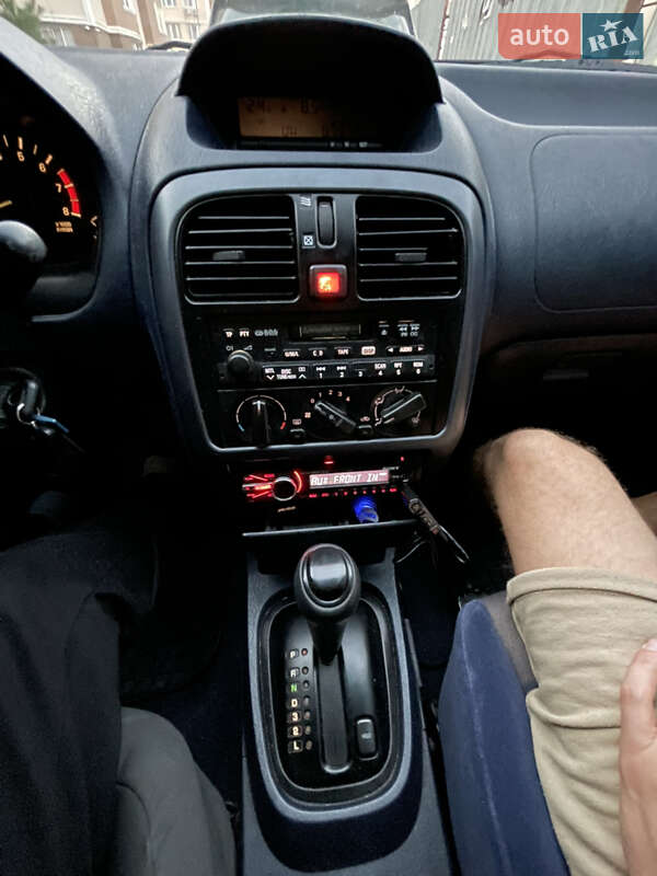 Седан Mitsubishi Carisma 2001 в Южному
