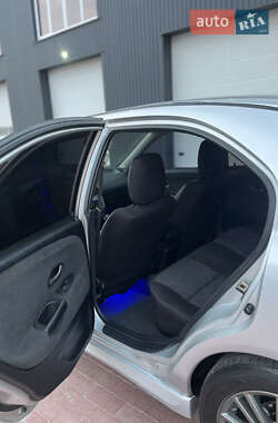 Лифтбек Mitsubishi Carisma 2003 в 