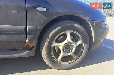 Лифтбек Mitsubishi Carisma 2001 в 