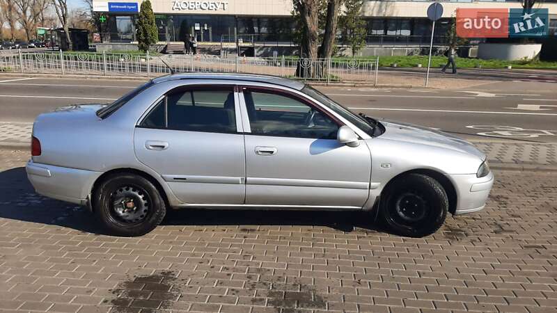 Седан Mitsubishi Carisma 2002 в Киеве