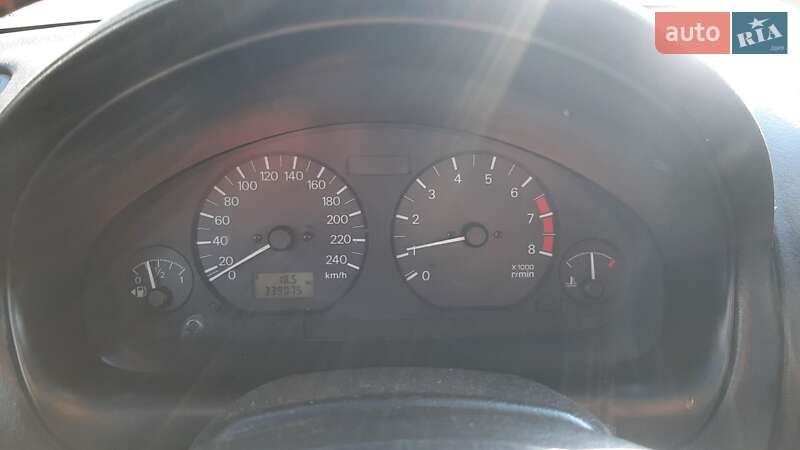 Седан Mitsubishi Carisma 2002 в Киеве