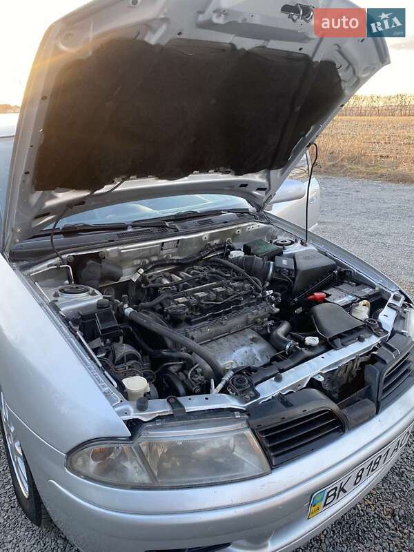 Седан Mitsubishi Carisma 2002 в Ровно