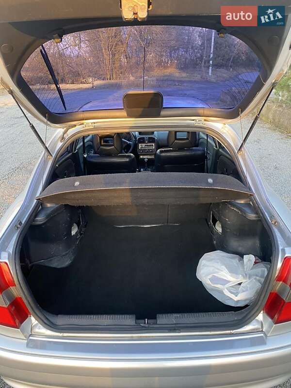 Седан Mitsubishi Carisma 2002 в Ровно