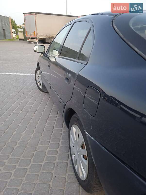 Ліфтбек Mitsubishi Carisma 1999 в Львові