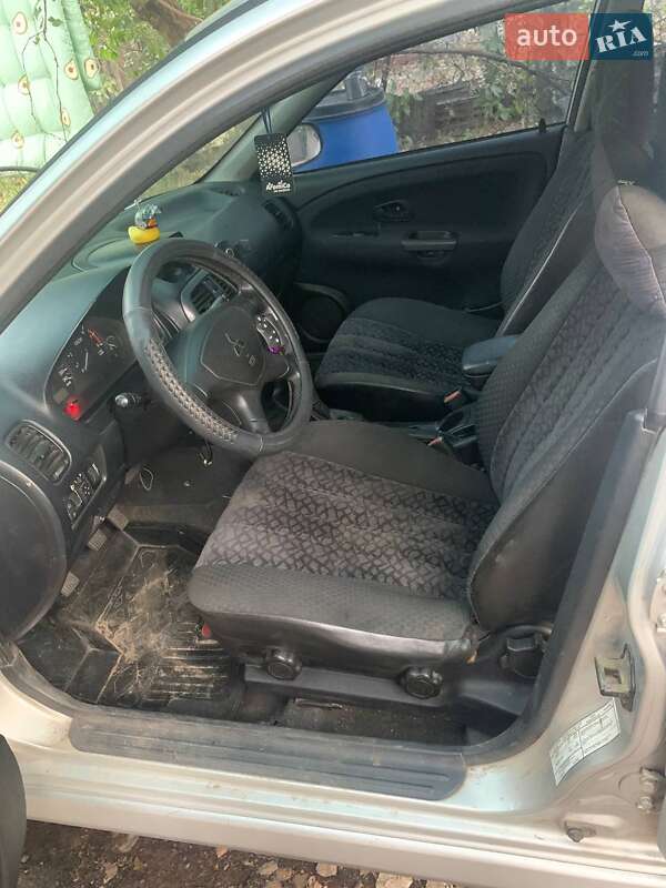 Ліфтбек Mitsubishi Carisma 2002 в Дніпрі