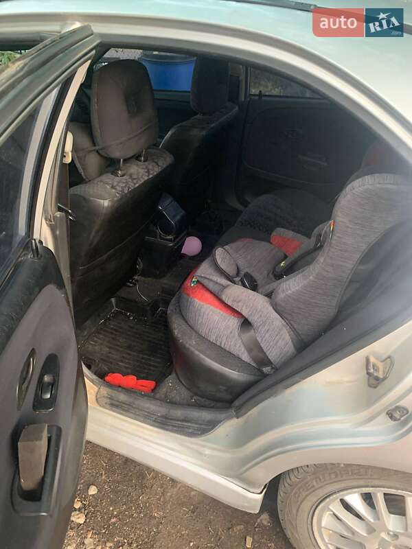 Ліфтбек Mitsubishi Carisma 2002 в Дніпрі