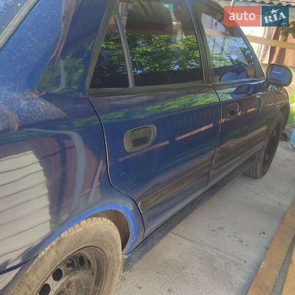 Седан Mitsubishi Carisma 2002 в Винниках