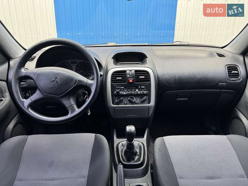 Седан Mitsubishi Carisma 2003 в Киеве