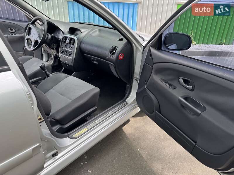 Седан Mitsubishi Carisma 2003 в Киеве